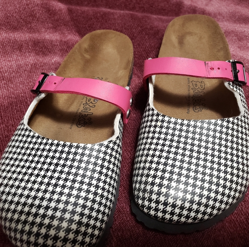 BIRKI Houndstooth Clogs with Pink Strap